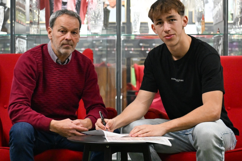 Mladý talent má podpísanú zmluvu. | Foto: Spartak Trnava