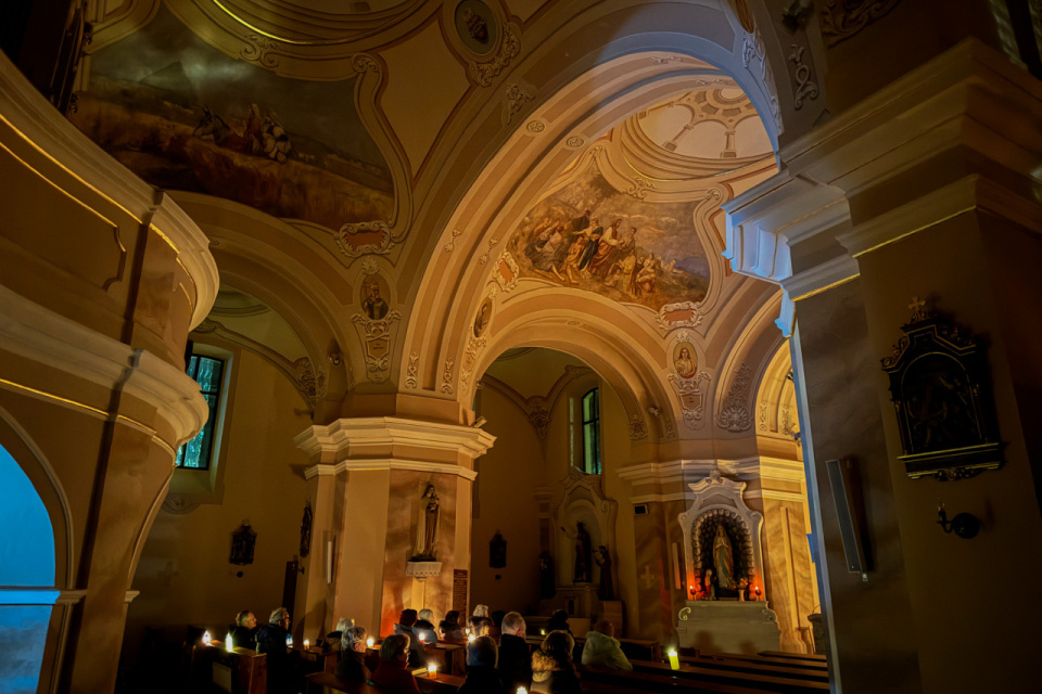 Rorátna omša sa deje iba za svetla sviečok. Na archívnej snímke je kostol vo Veselom pri Piešťanoch počas rorátnej omše. | Foto: dv, Trnavské rádio