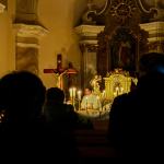 Rorátna omša sa deje iba za svetla sviečok. Na archívnej snímke je kostol vo Veselom pri Piešťanoch počas rorátnej omše. | Foto: dv, Trnavské rádio