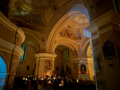 Rorátna omša sa deje iba za svetla sviečok. Na archívnej snímke je kostol vo Veselom pri Piešťanoch počas rorátnej omše. | Foto: dv, Trnavské rádio