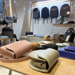 Na výber bolo zo širokej ponuky handmade kabeliek aj oblečenia | Foto: Michaela Martišíková, Trnavské rádio