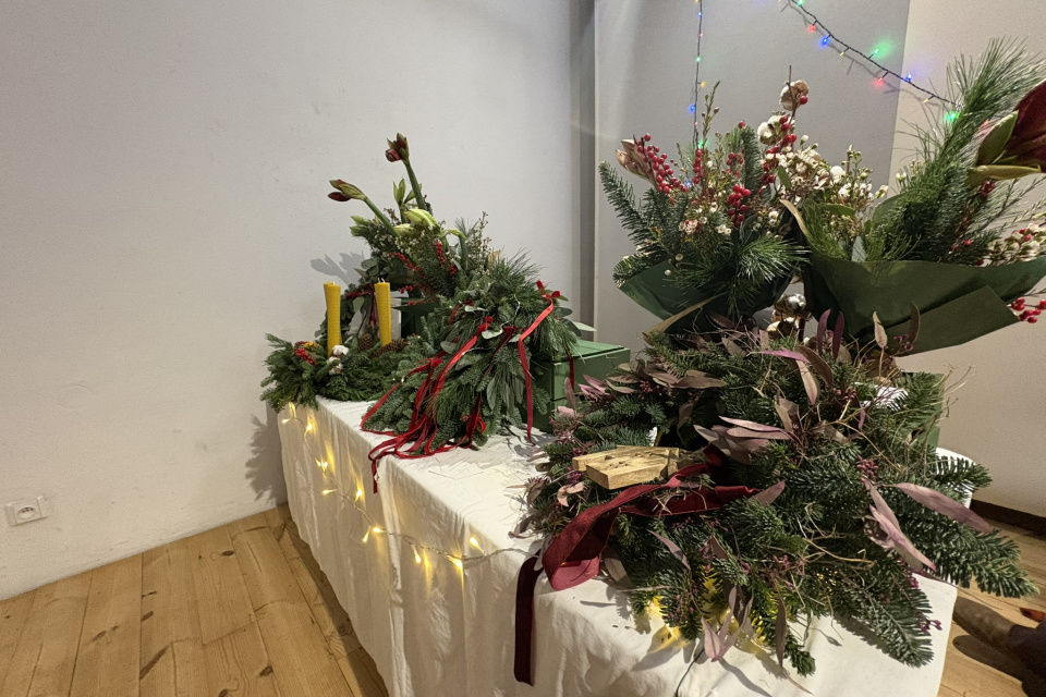 Vianočné vence obzerala aj návštevníčka Monika | Foto: Michaela Martišíková, Trnavské rádio