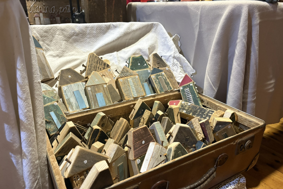 Zaujali aj drevené domčeky uložené v kufri | Foto: Michaela Martišíková, Trnavské rádio