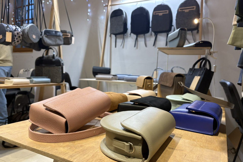 Na výber bolo zo širokej ponuky handmade kabeliek aj oblečenia | Foto: Michaela Martišíková, Trnavské rádio