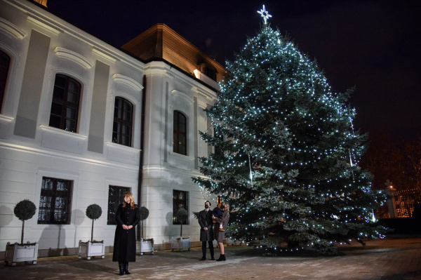 Rozsvietenie stromčeka 6. decembra 2021 v Bratislave. | Foto: TASR - Pavol Zachar