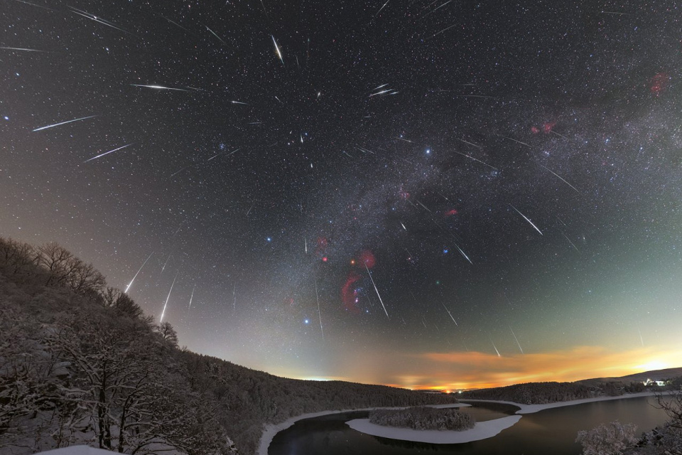 Maximum Geminíd v roku 2018 nad Sečskou priehradou. | Foto: Petr Horálek/FÚ v Opave