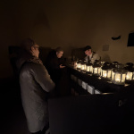 Pri vstupe dostal každý návštevník svoj lampáš, aby si ním svietil na cestu | Foto: Michaela Martišíková, Trnavské rádio