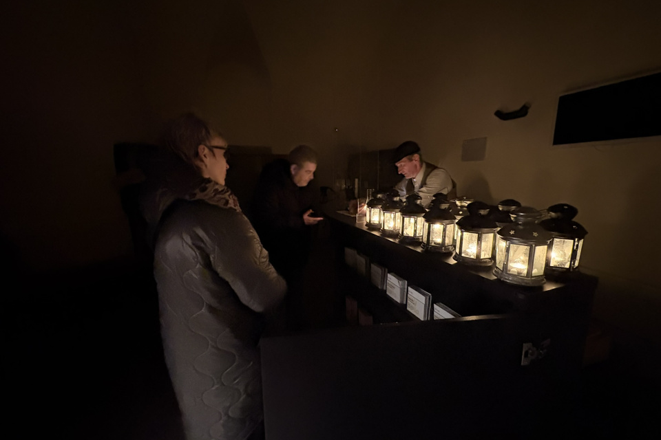 Pri vstupe dostal každý návštevník svoj lampáš, aby si ním svietil na cestu | Foto: Michaela Martišíková, Trnavské rádio