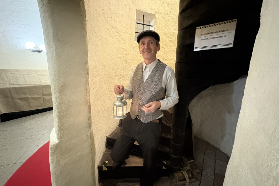 Sprievodca Slavomír Dzvoník sa počas utorka a stredy stáva pomocníkom hodinára | Foto: Michaela Martišíková, Trnavské rádio