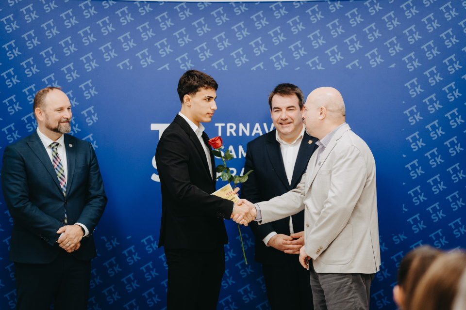 Študenti dostali aj štipendiá | Zdroj: TTSK