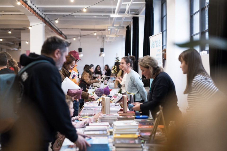 Vianočná nálada zavíta aj do piešťanskej budovy ARTA | Zdroj: FB ARTA