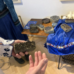 Jednoduchými pečiatkami si na šaty pridávali vzory, ktoré neskôr vyšívali | Foto: Michaela Martišíková, Trnavské rádio 