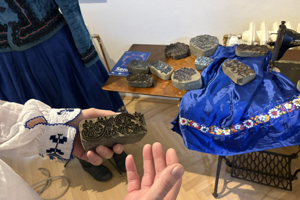 Jednoduchými pečiatkami si na šaty pridávali vzory, ktoré neskôr vyšívali | Foto: Michaela Martišíková, Trnavské rádio 