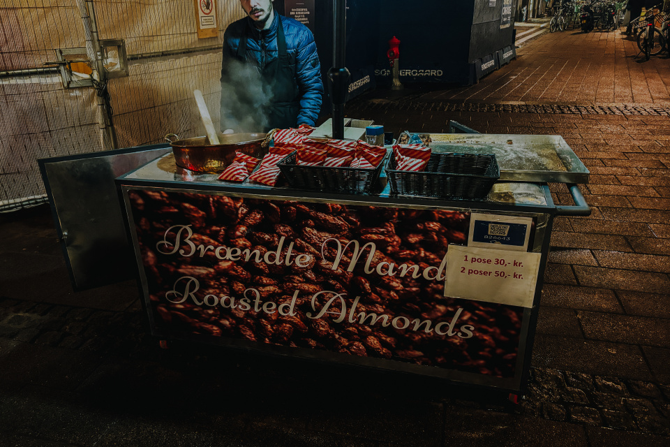 Obľúbené pražené mandle tu nájdete na každom rohu | Foto: Zuzana Benková, Trnavské rádio