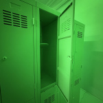 V inštalácií sa skrývajú detaily ako tečúca voda v skrinke, nenápadný nápis na lavičke či kľúče v zatvorených skrinkách | Foto: Michaela Martišíková, Trnavské rádio