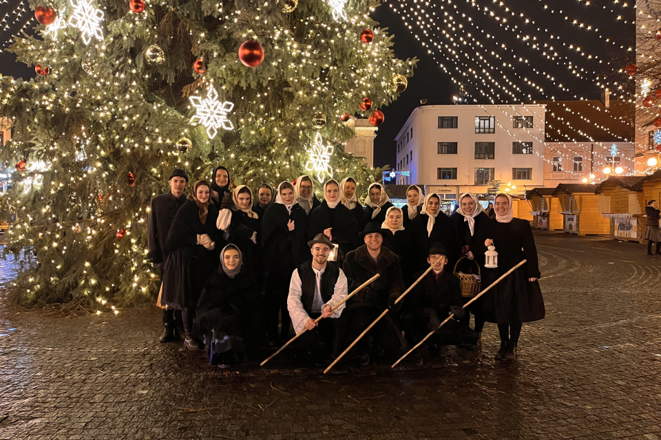 Koledníci pri stromčeku I Zdroj: UFS Trnafčan