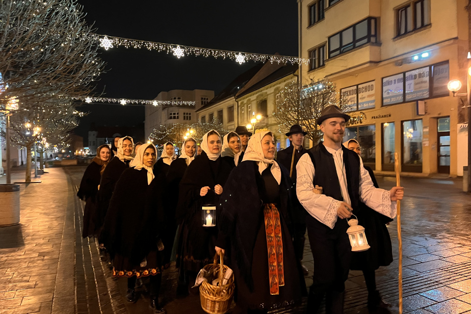 Koledníci sa ukázali v centre Trnavy I Zdroj: UFS Trnafčan