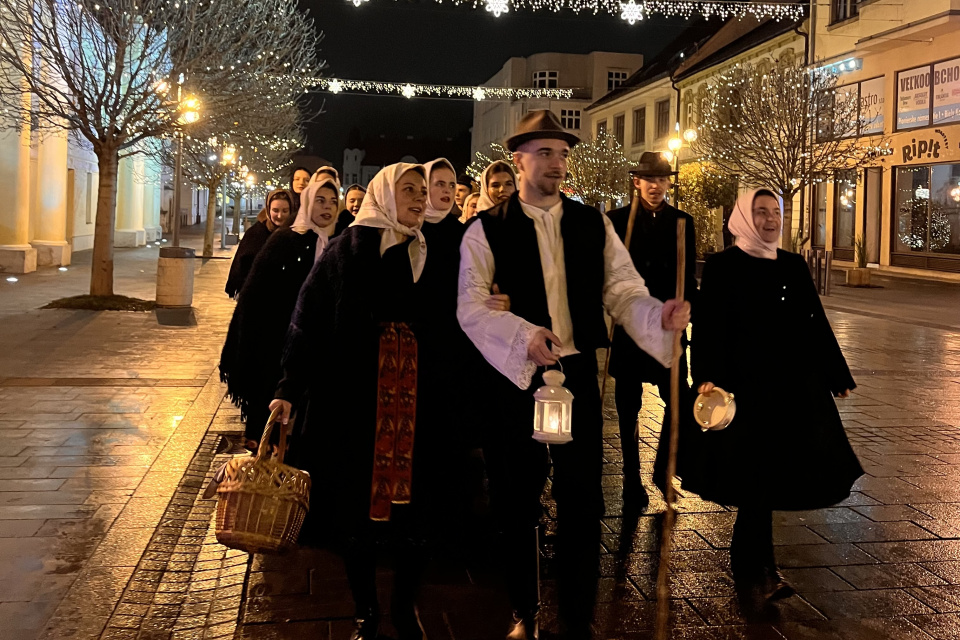 Koledníci sa ukázali v centre Trnavy I Zdroj: UFS Trnafčan