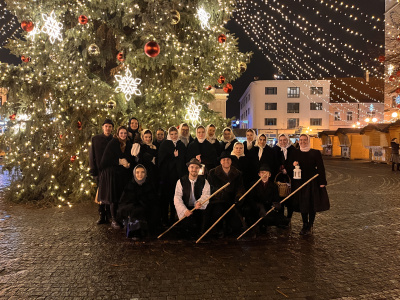 Koledníci pri stromčeku I Zdroj: UFS Trnafčan