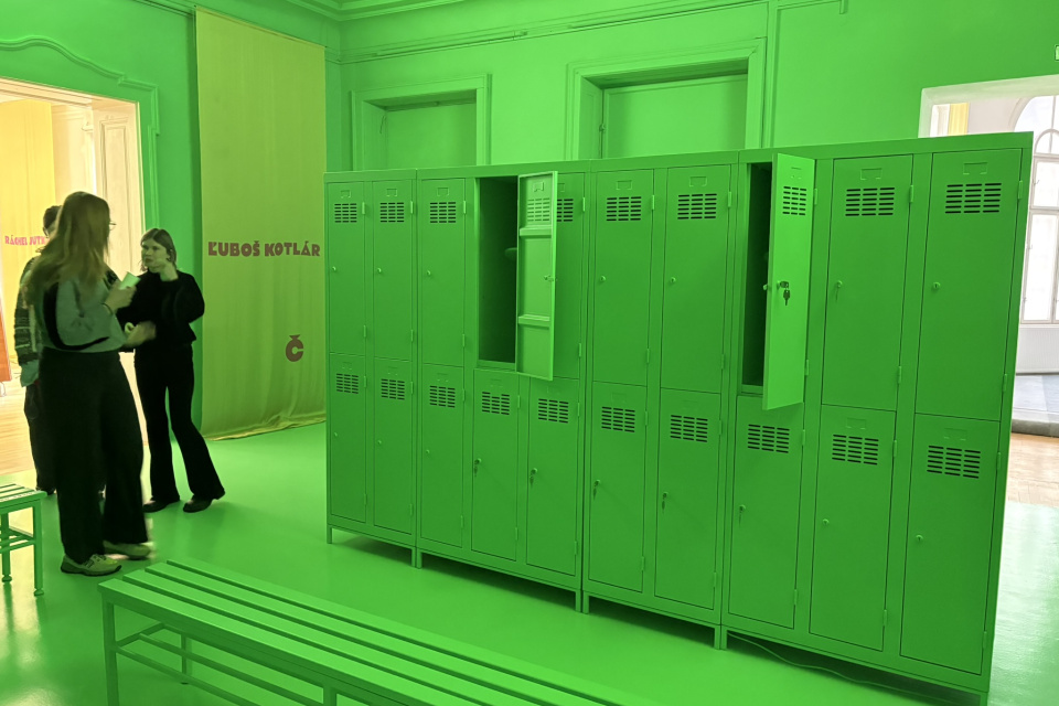 Časť výstavy laureáta Ľuboša Kotlára je ponorená do zelenej farby | Foto: Michaela Martišíková, Trnavské rádio