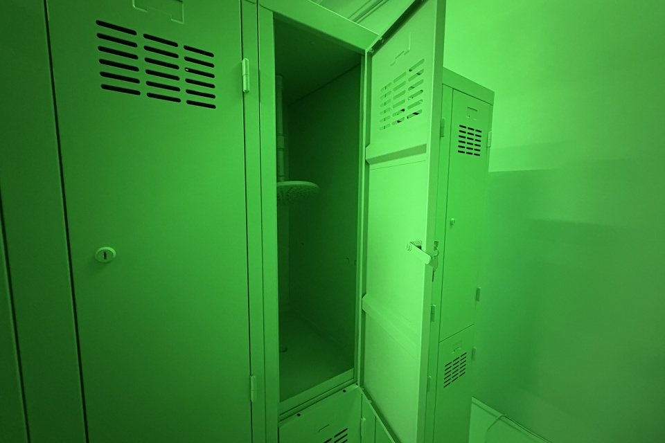 V inštalácií sa skrývajú detaily ako tečúca voda v skrinke, nenápadný nápis na lavičke či kľúče v zatvorených skrinkách | Foto: Michaela Martišíková, Trnavské rádio