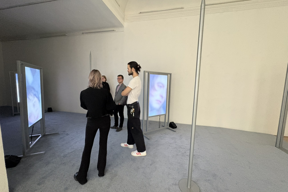 Priestor je doplnený o kovové špice a predelený sklenenou stenou | Foto: Michaela Martišíková, Trnavské rádio