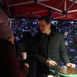 Počas Vianočných trhov si môžeme byť bližší | Zdroj: mesto Senica