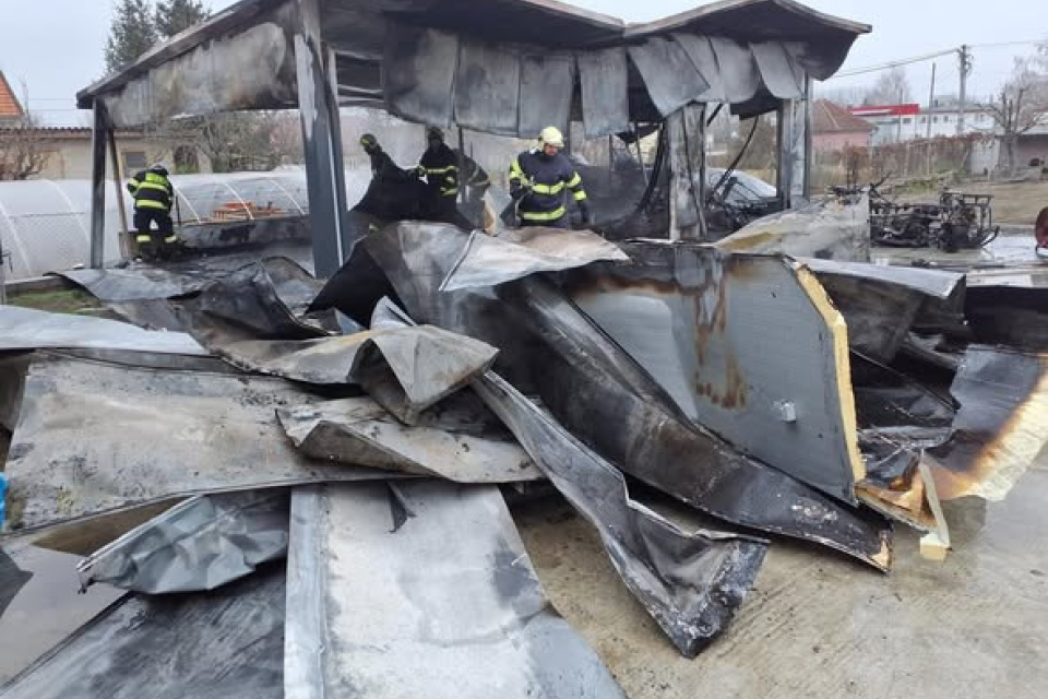 ​​​​​​​Garáž mala rozmer približne 8 × 5 metrov | Foto: Hasičský a záchranný zbor