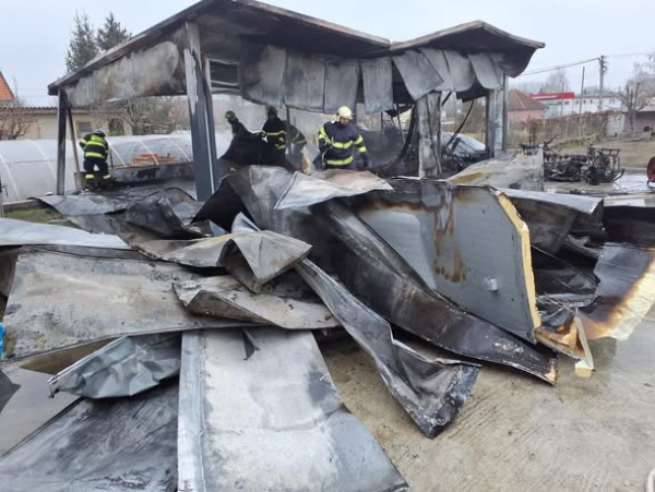 ​​​​​​​Garáž mala rozmer približne 8 × 5 metrov | Foto: Hasičský a záchranný zbor