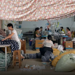 Ľudia vyrábajú oblečenie v zlých podmienkach | Zdroj: Baterkáreň