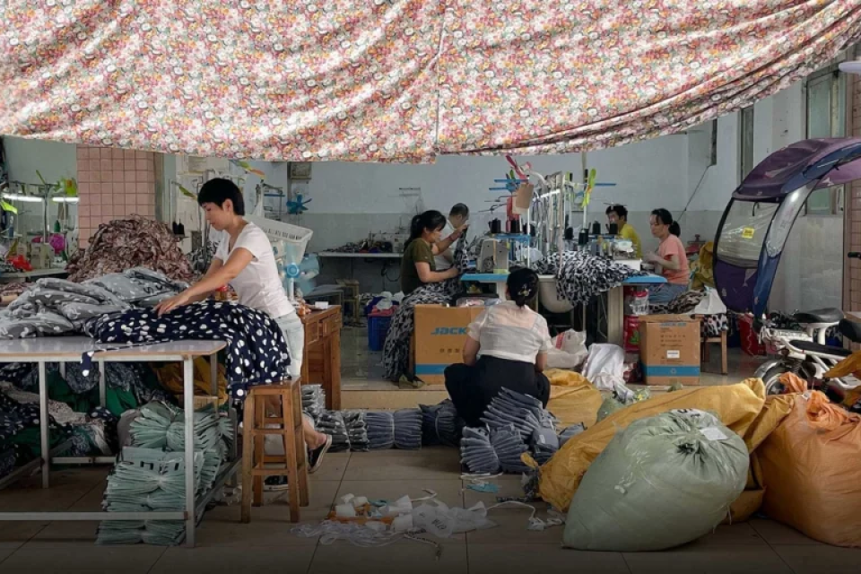 Ľudia vyrábajú oblečenie v zlých podmienkach | Zdroj: Baterkáreň