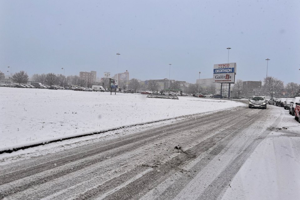 Sneženie v Trnave, cesty pri TESCO | Foto: red.