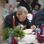 Vianočná večera bola pre mnohých prvým teplým jedlom po dlhej dobe | Foto: Lukáš Grinaj