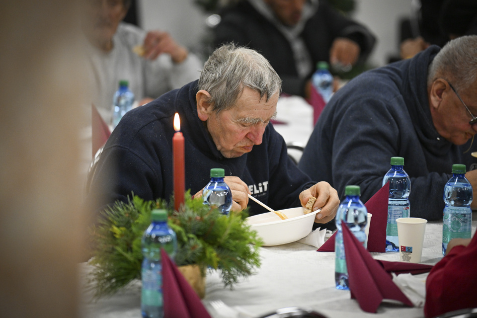 Vianočná večera bola pre mnohých prvým teplým jedlom po dlhej dobe | Foto: Lukáš Grinaj