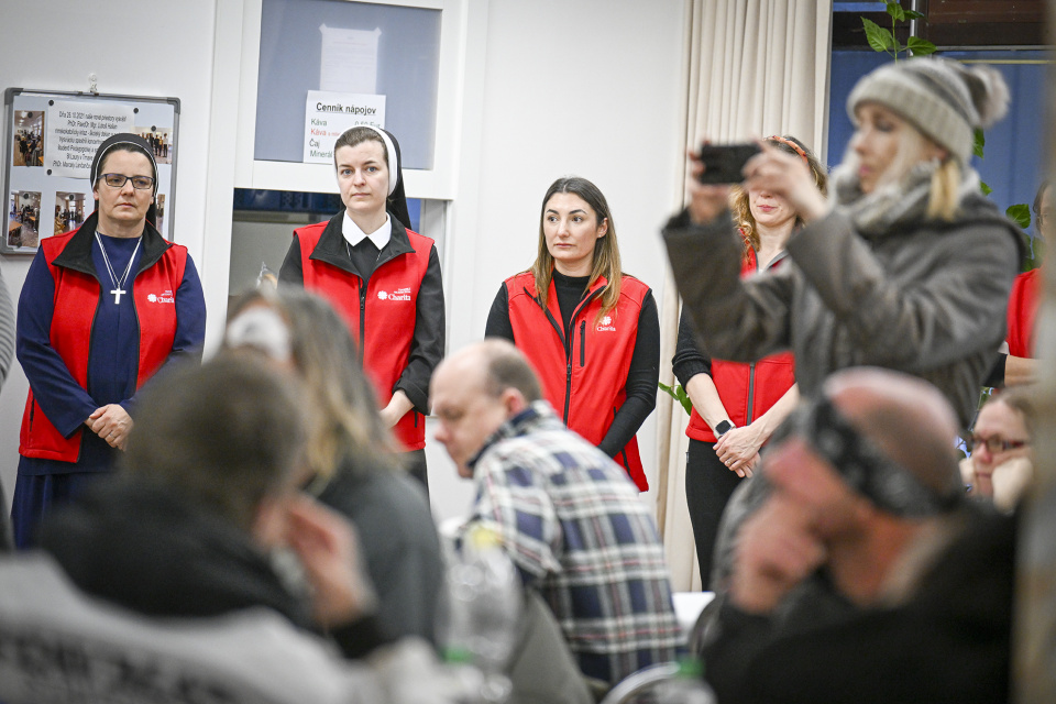 Hostí obluhovali zamestnanci Trnavskej arcidiecéznej charity | Foto: Lukáš Grinaj
