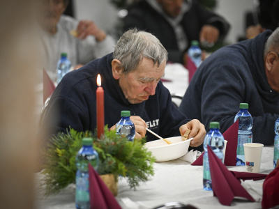 Vianočná večera bola pre mnohých prvým teplým jedlom po dlhej dobe | Foto: Lukáš Grinaj