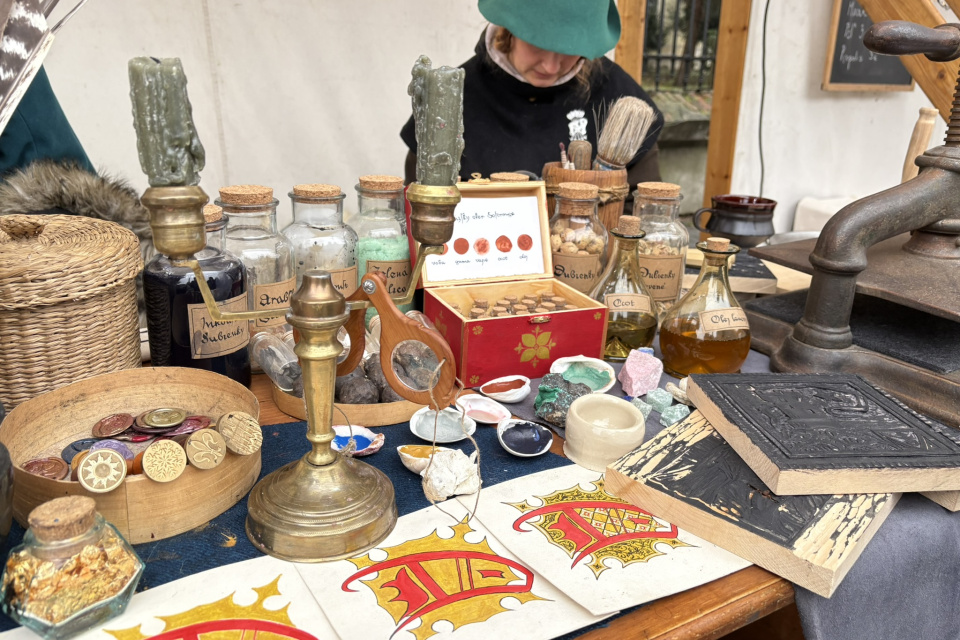 Môžete si vyskúšať písanie husacím brkom alebo drevotlač | Foto: Michaela Martišíková, Trnavské rádio