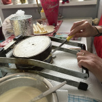 Zvyšné cesto odstráni nožíkom | Foto: Michaela Martišíková, Trnavské rádio