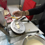 Cesto naberá Silvia lyžicou a leje ho na rozpálený povrch pekáča | Foto: Michaela Martišíková, Trnavské rádio