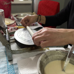 Na záver mierne pritlačí konce, aby trubička držala pokope | Foto: Michaela Martišíková, Trnavské rádio