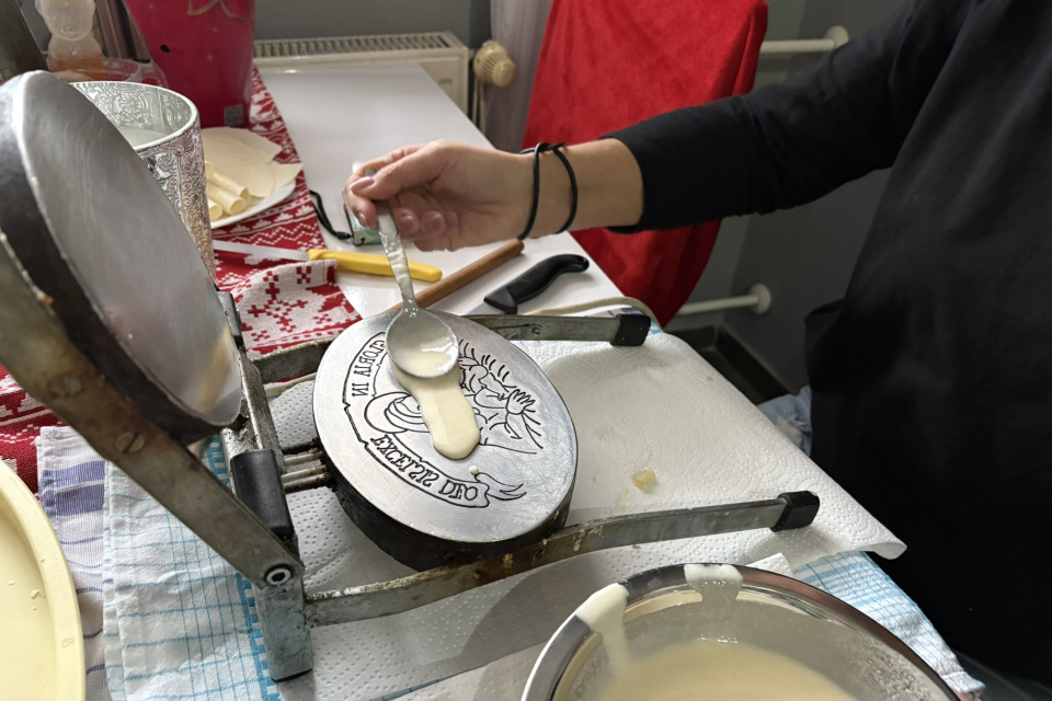 Cesto naberá Silvia lyžicou a leje ho na rozpálený povrch pekáča | Foto: Michaela Martišíková, Trnavské rádio