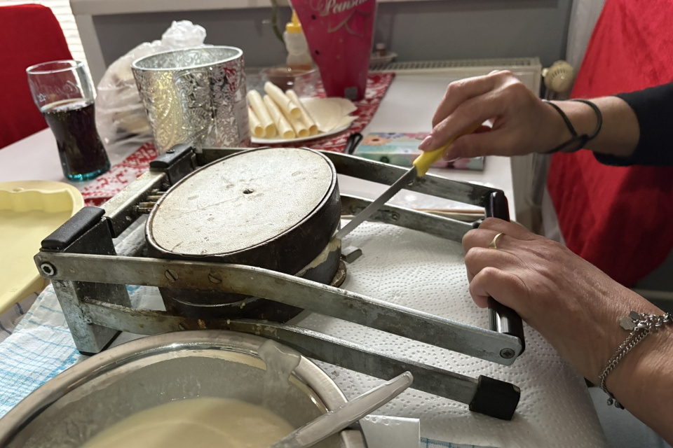 Zvyšné cesto odstráni nožíkom | Foto: Michaela Martišíková, Trnavské rádio