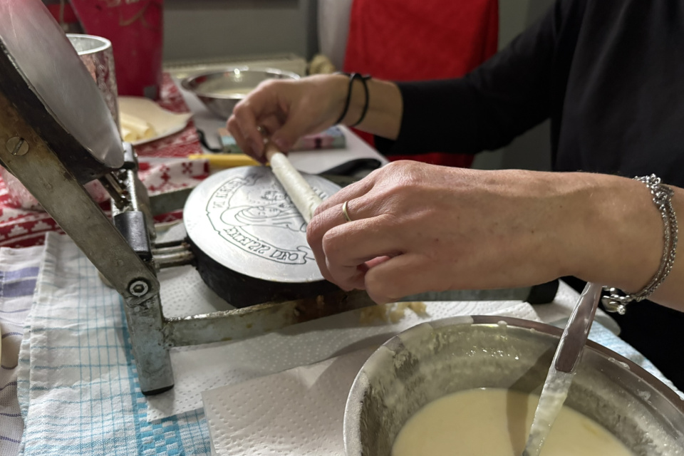 Na záver mierne pritlačí konce, aby trubička držala pokope | Foto: Michaela Martišíková, Trnavské rádio