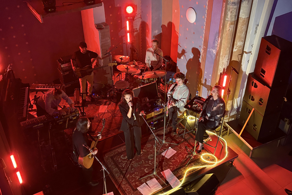 Jana Kirschner počas posledných piesní chodila pomedzi divákov.