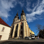 Okná baziliky dostali červený vzhľad | Foto: Zuzana Benková, Trnavské rádio
