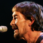 Zomrel autor hitu Driving home for Christmas | Zdroj: TASR