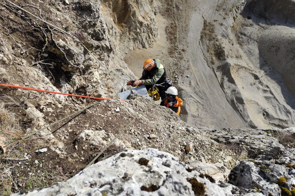 Inštalácia búdky priamo na stenu lomu Jablonica | Zdroj: Jozef Chavko, Ochrana dravcov na Slovensku