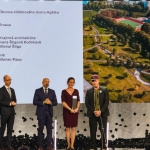 Vedenie mesta spolu s architektkou počas prevzatia ocenenia | Zdroj: Mesto Trnava