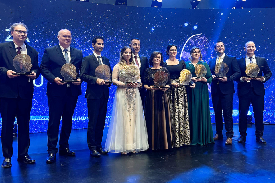 Ľubomír Švorc sa nachádza na fotografii vpravo | Foto: FCHPT - Fakulta chemickej a potravinárskej technológie STU