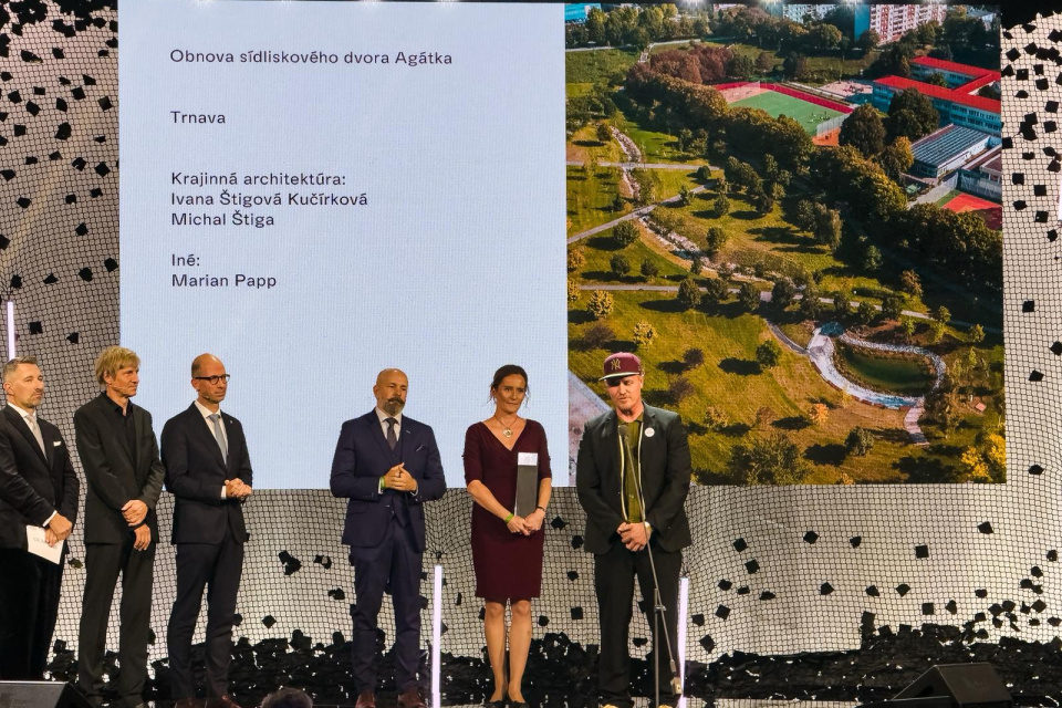 Vedenie mesta spolu s architektkou počas prevzatia ocenenia | Zdroj: Mesto Trnava